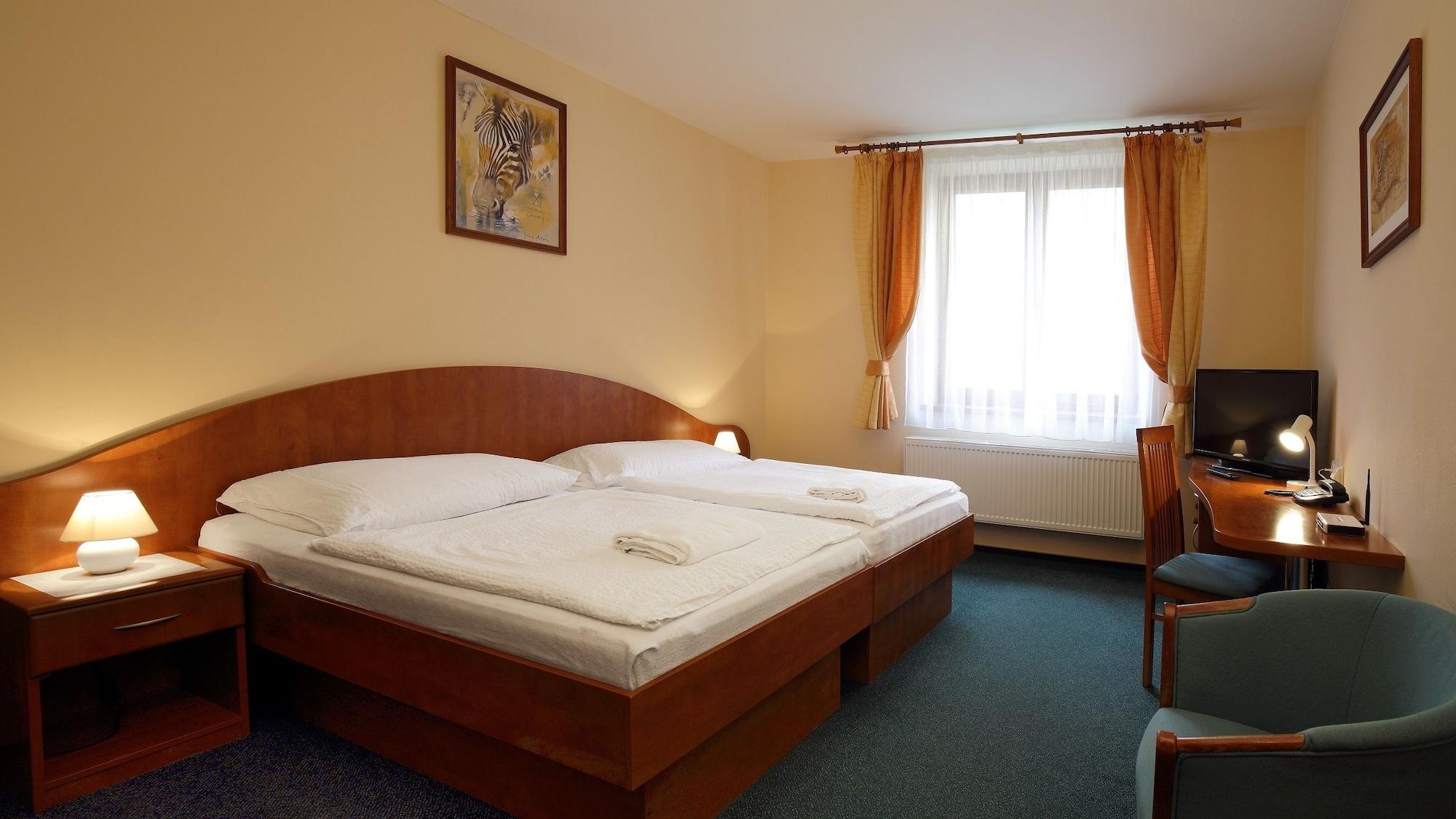 Hotel Palace Plzen Bagian luar foto