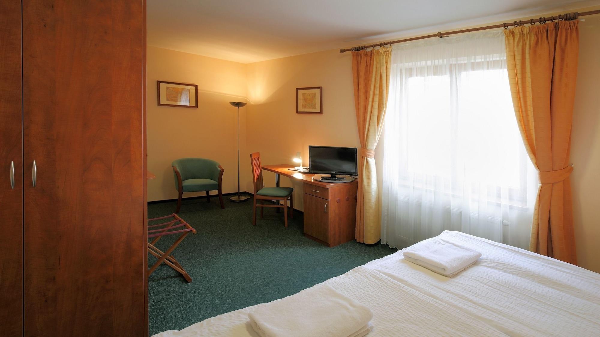 Hotel Palace Plzen Bagian luar foto