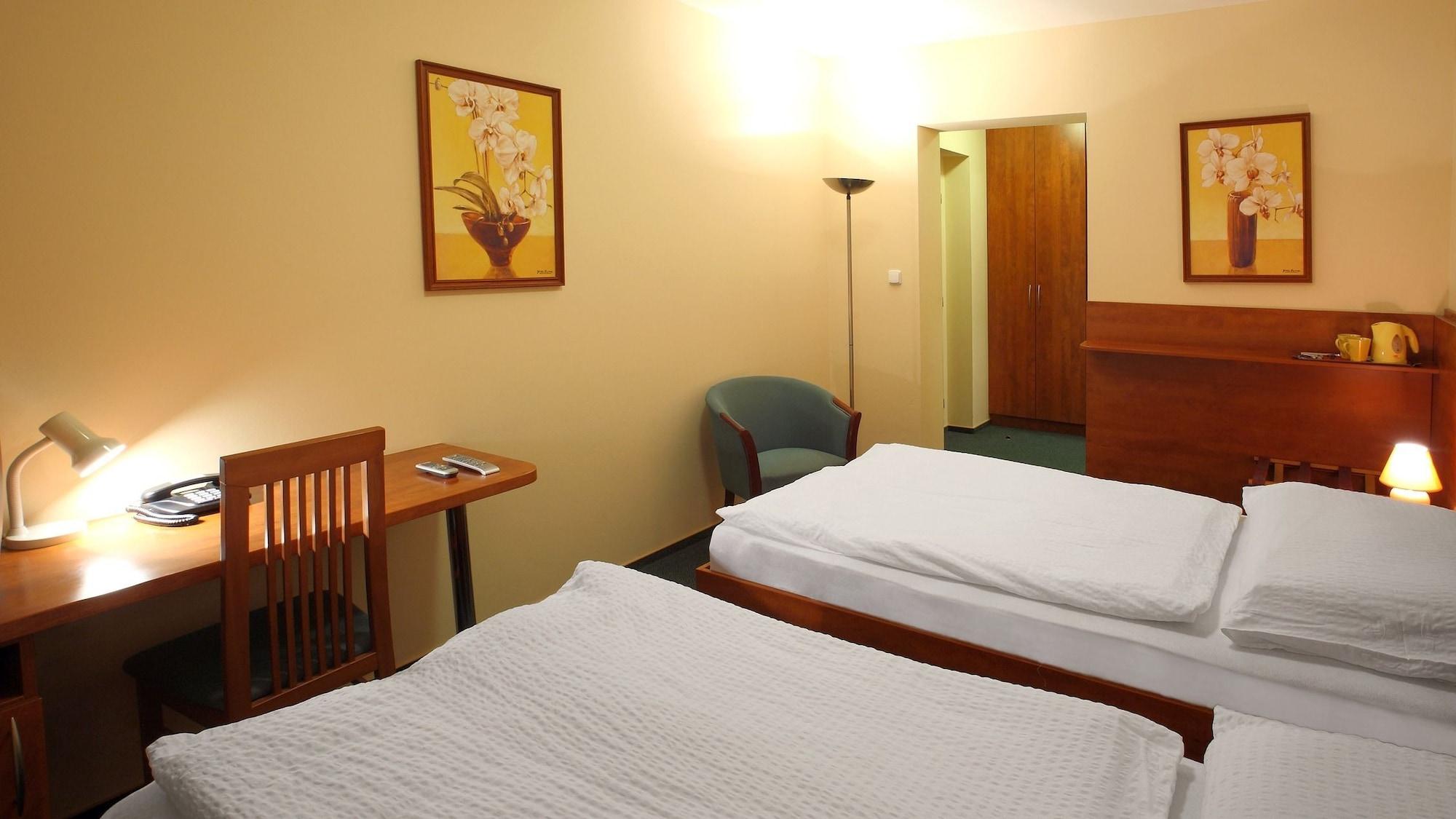 Hotel Palace Plzen Bagian luar foto