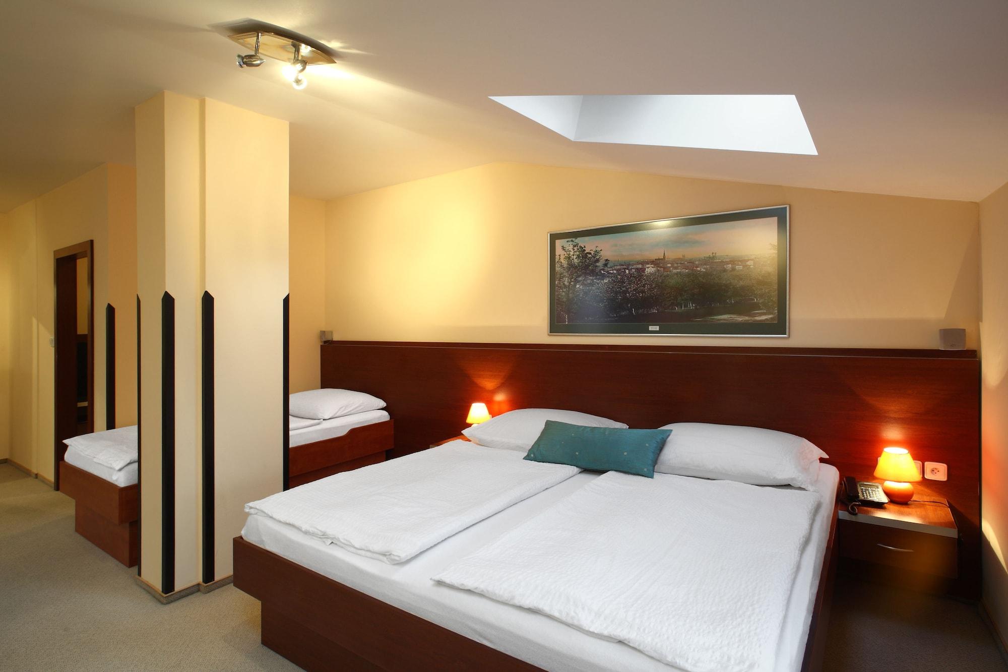 Hotel Palace Plzen Bagian luar foto