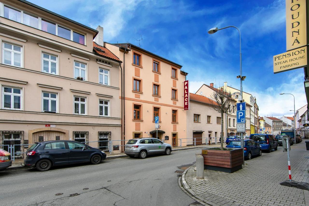 Hotel Palace Plzen Bagian luar foto