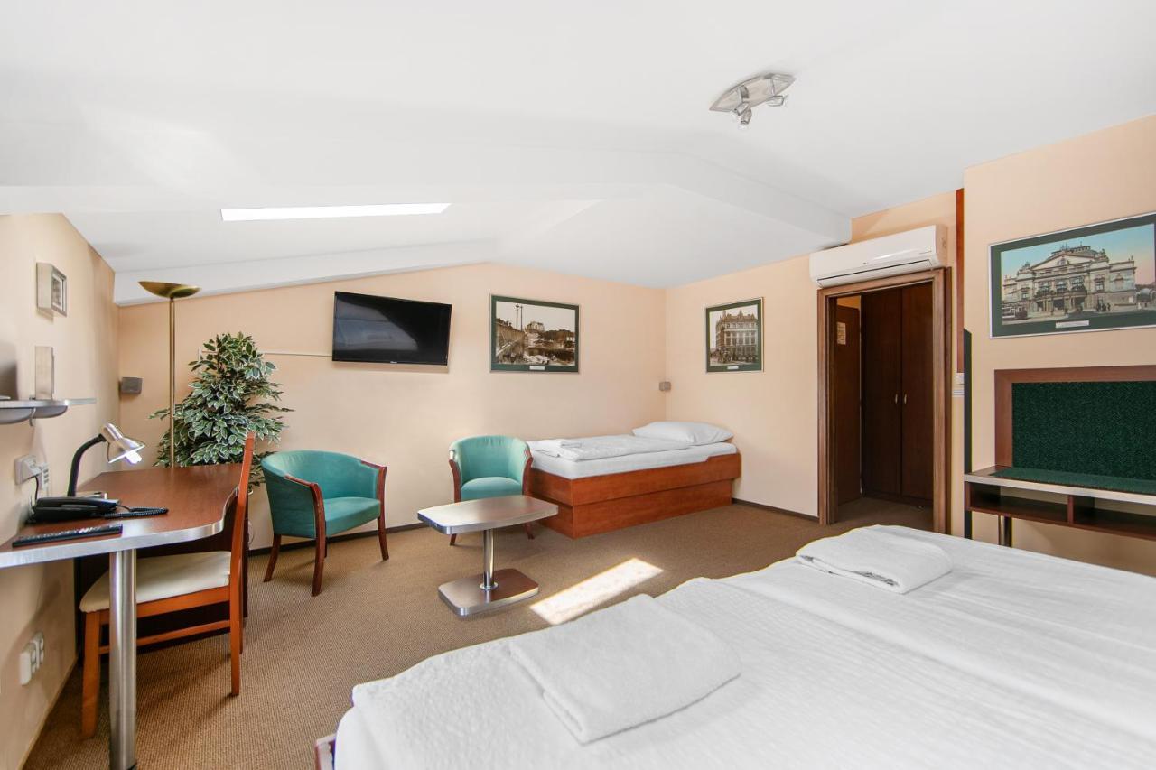 Hotel Palace Plzen Bagian luar foto