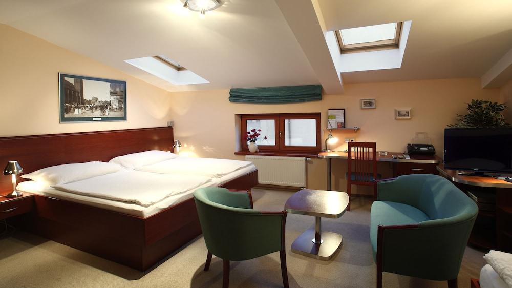 Hotel Palace Plzen Bagian luar foto