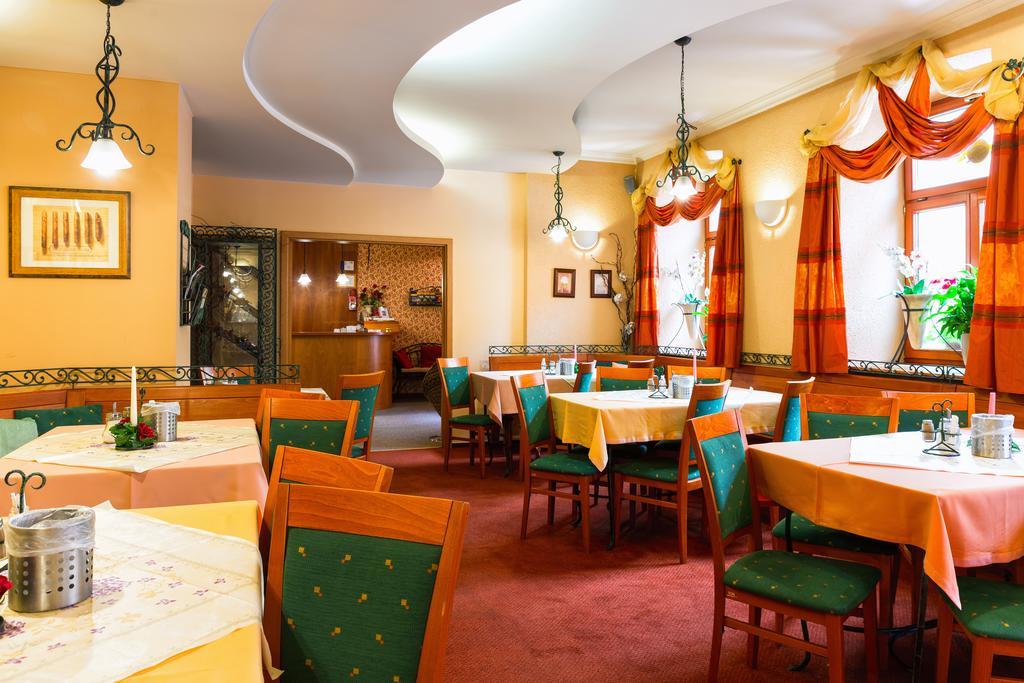 Hotel Palace Plzen Bagian luar foto