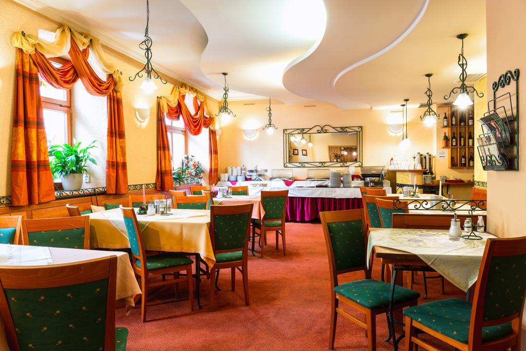 Hotel Palace Plzen Bagian luar foto