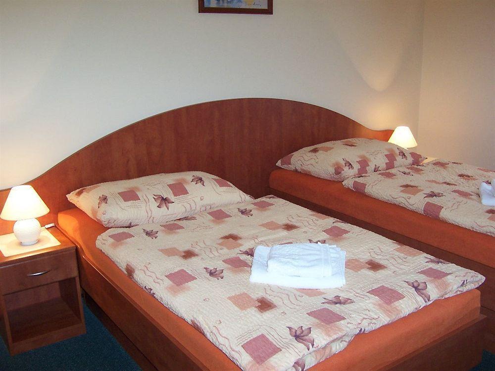 Hotel Palace Plzen Bagian luar foto