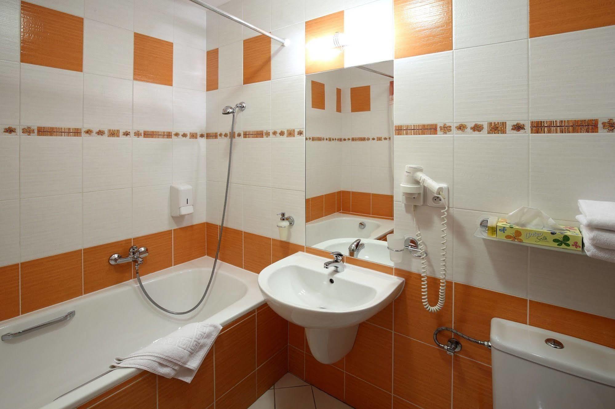 Hotel Palace Plzen Bagian luar foto