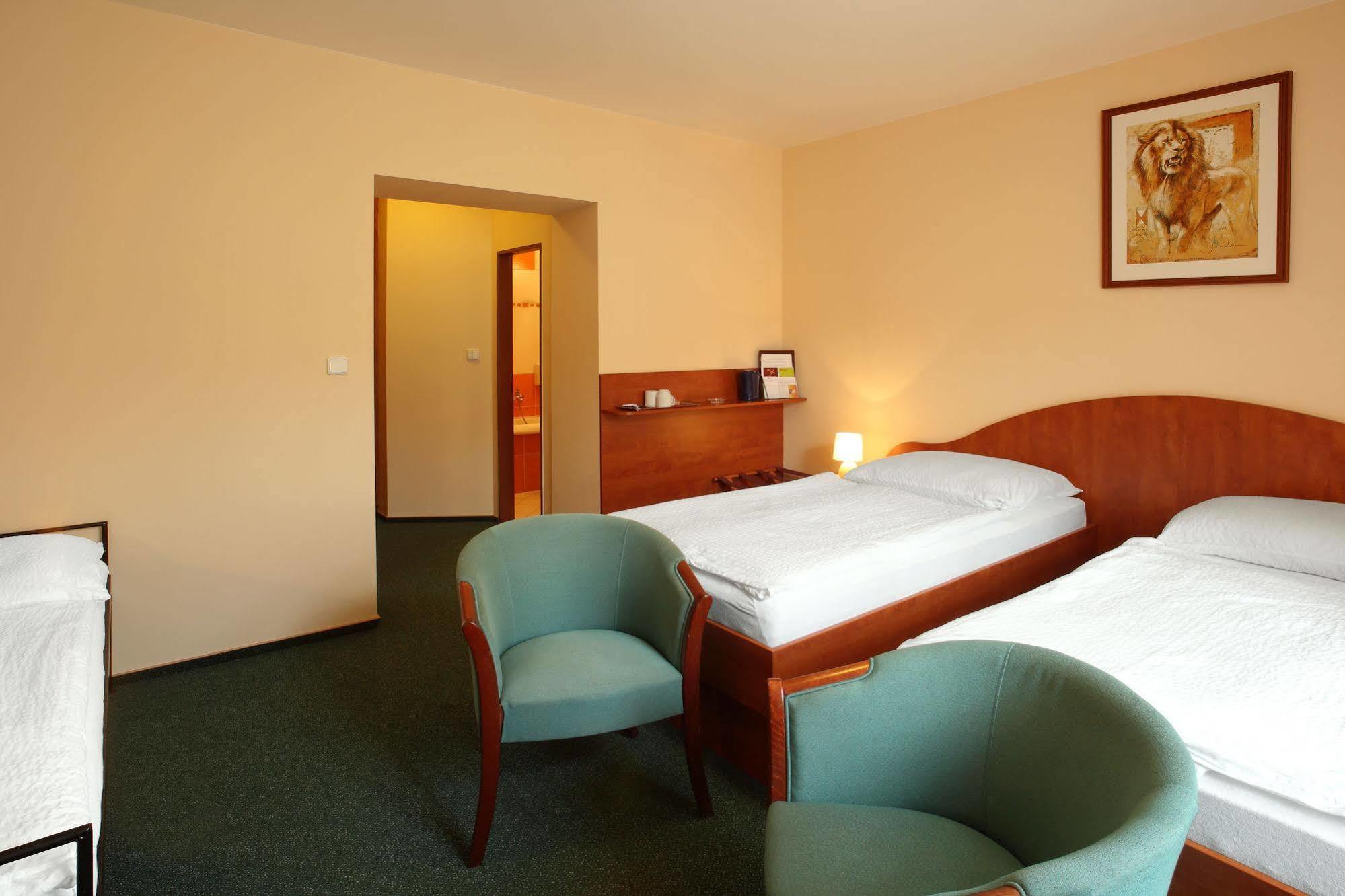 Hotel Palace Plzen Bagian luar foto