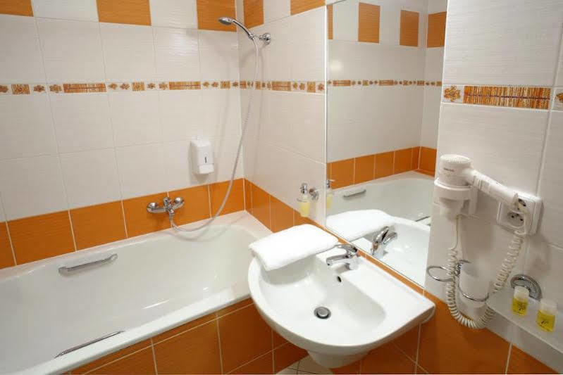 Hotel Palace Plzen Bagian luar foto